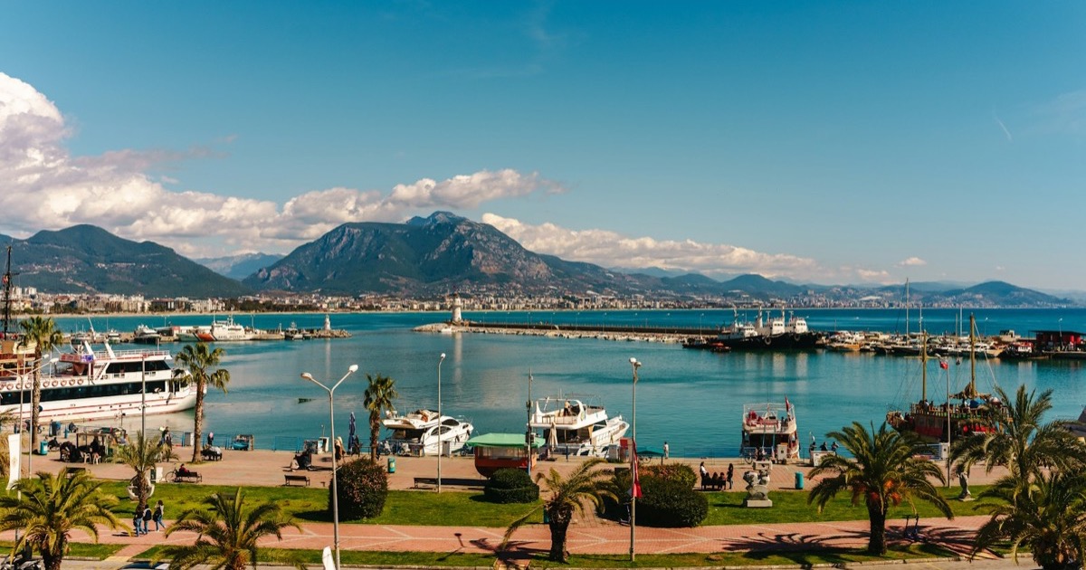 Antalya Alanya limanı ve palmiyeli sahil yürüyüş yolu