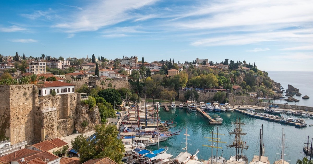 Antalya Kaleiçi yat limanı ve eski şehir manzarası