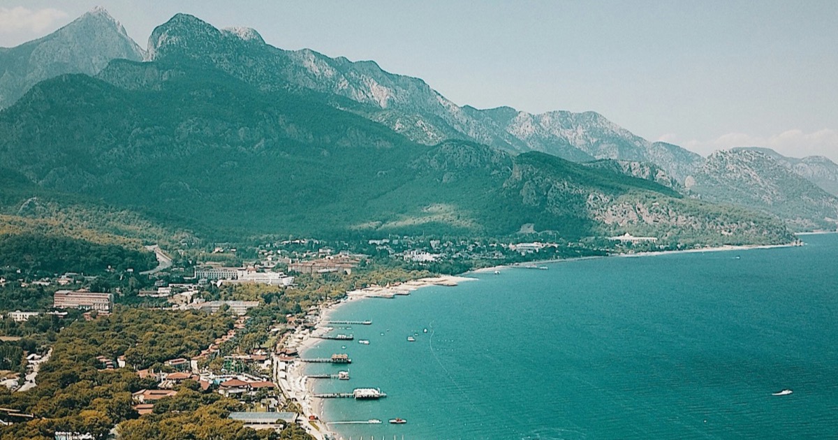 Antalya sahil şeridi ve yapılaşma, havadan görünüm